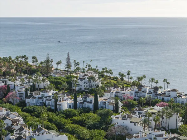 Refined beachfront living in Alcazaba Beach, Estepona