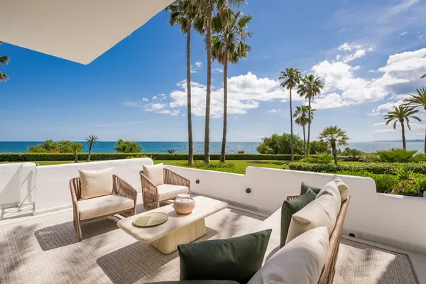Refined beachfront living in Alcazaba Beach, Estepona