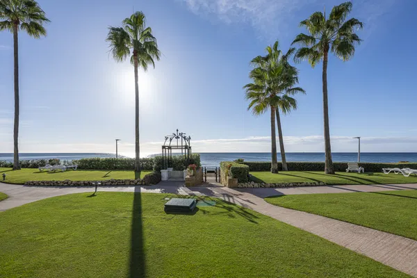 Refined beachfront living in Alcazaba Beach, Estepona
