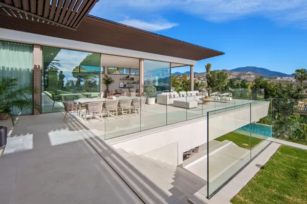 Luxury living surrounded by golf and mountain scenery in Nueva Andalucía, Marbella