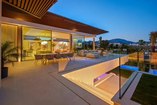 Luxury living surrounded by golf and mountain scenery in Nueva Andalucía, Marbella