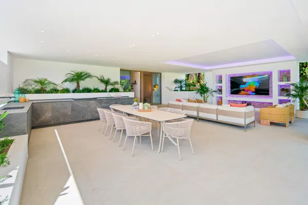 Luxury living surrounded by golf and mountain scenery in Nueva Andalucía, Marbella