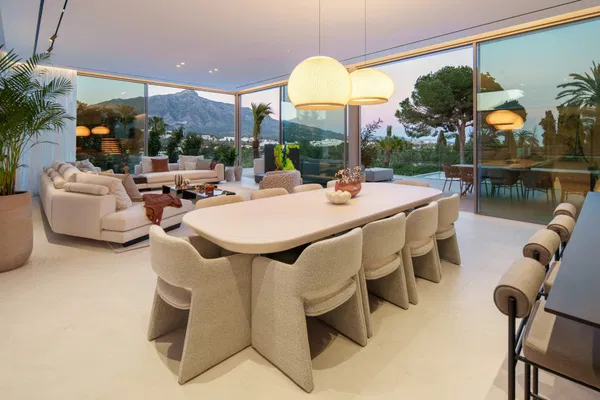Luxury living surrounded by golf and mountain scenery in Nueva Andalucía, Marbella