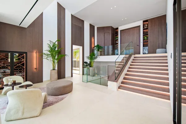 Luxury living surrounded by golf and mountain scenery in Nueva Andalucía, Marbella