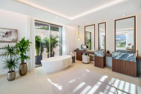 Luxury living surrounded by golf and mountain scenery in Nueva Andalucía, Marbella