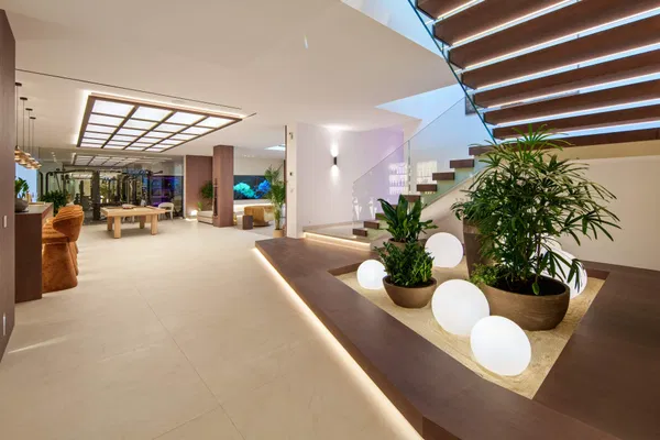 Luxury living surrounded by golf and mountain scenery in Nueva Andalucía, Marbella