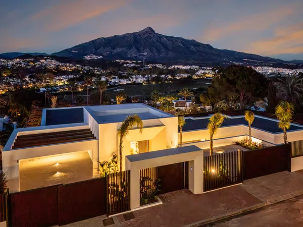 Luxury living surrounded by golf and mountain scenery in Nueva Andalucía, Marbella