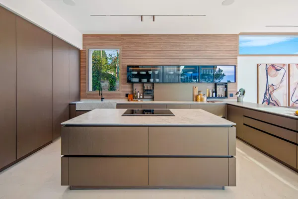 Luxury living surrounded by golf and mountain scenery in Nueva Andalucía, Marbella
