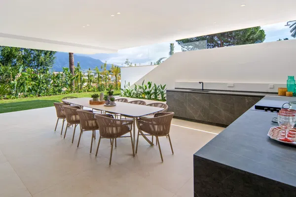 Luxury living surrounded by golf and mountain scenery in Nueva Andalucía, Marbella