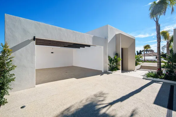 Luxury living surrounded by golf and mountain scenery in Nueva Andalucía, Marbella