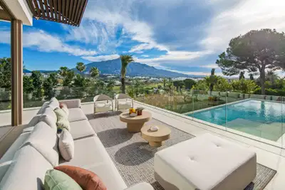 Luxury living surrounded by golf and mountain scenery in Nueva Andalucía, Marbella