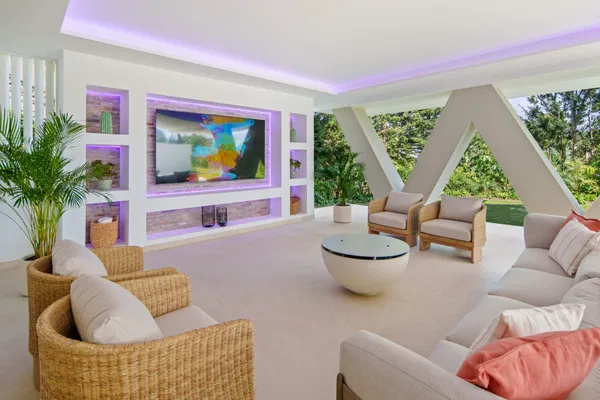 Luxury living surrounded by golf and mountain scenery in Nueva Andalucía, Marbella