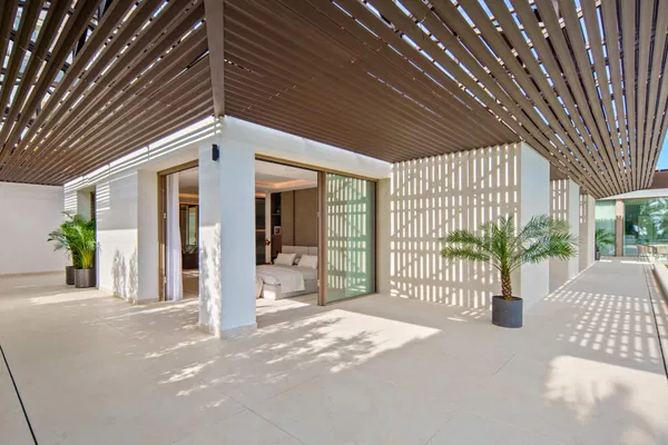 Luxury living surrounded by golf and mountain scenery in Nueva Andalucía, Marbella