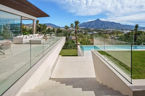Luxury living surrounded by golf and mountain scenery in Nueva Andalucía, Marbella