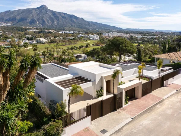 Luxury living surrounded by golf and mountain scenery in Nueva Andalucía, Marbella