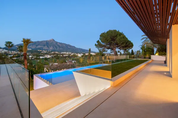 Luxury living surrounded by golf and mountain scenery in Nueva Andalucía, Marbella