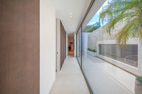 Luxury living surrounded by golf and mountain scenery in Nueva Andalucía, Marbella