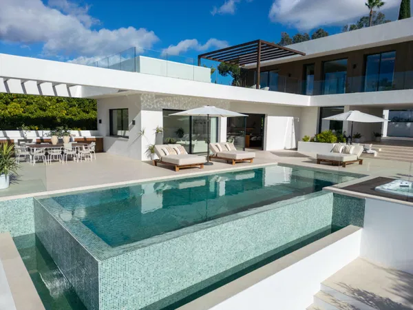 Newly built contemporary villa in the established area of Bel Air, Estepona