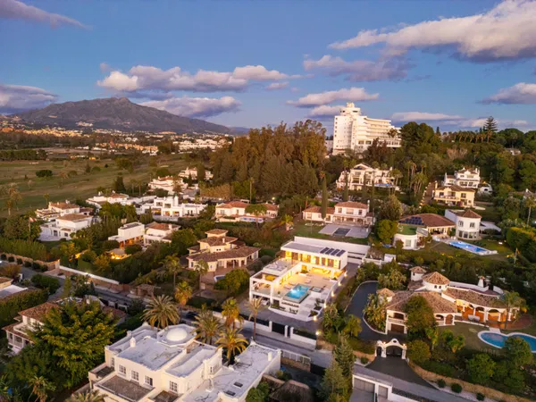 Newly built contemporary villa in the established area of Bel Air, Estepona
