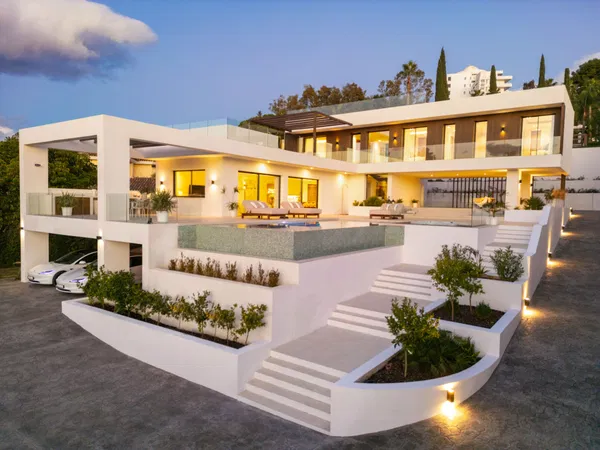 Newly built contemporary villa in the established area of Bel Air, Estepona