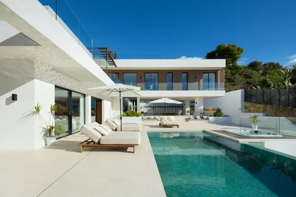 Newly built contemporary villa in the established area of Bel Air, Estepona