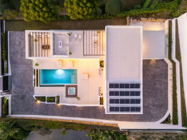 Newly built contemporary villa in the established area of Bel Air, Estepona