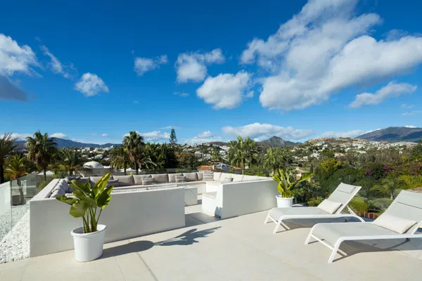 Newly built contemporary villa in the established area of Bel Air, Estepona