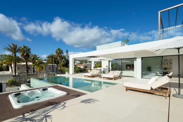 Newly built contemporary villa in the established area of Bel Air, Estepona