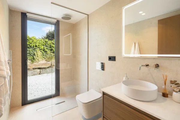 Newly built contemporary villa in the established area of Bel Air, Estepona