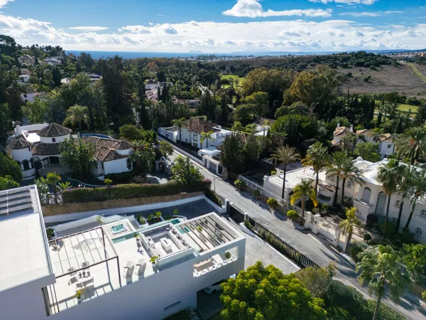 Newly built contemporary villa in the established area of Bel Air, Estepona