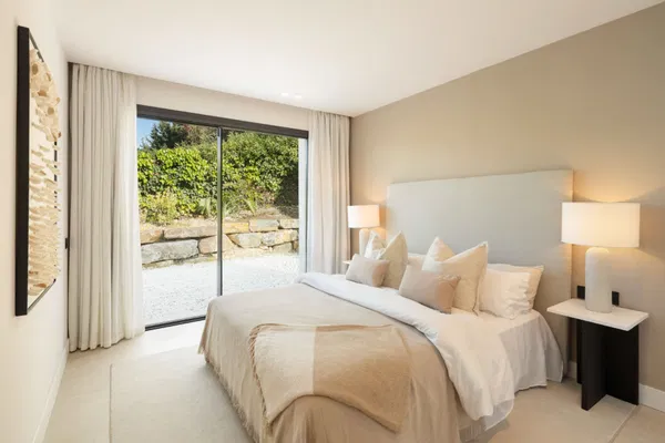 Newly built contemporary villa in the established area of Bel Air, Estepona