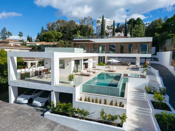 Newly built contemporary villa in the established area of Bel Air, Estepona
