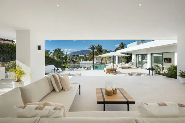 Newly built contemporary villa in the established area of Bel Air, Estepona