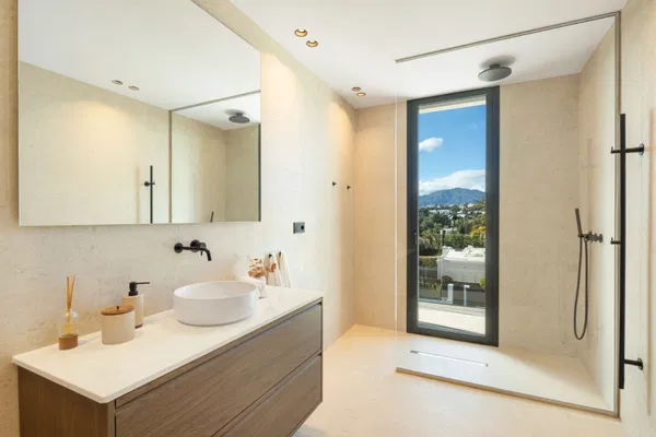 Newly built contemporary villa in the established area of Bel Air, Estepona