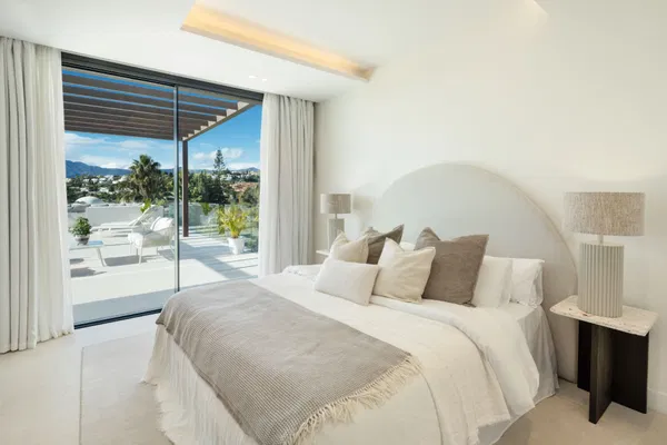 Newly built contemporary villa in the established area of Bel Air, Estepona
