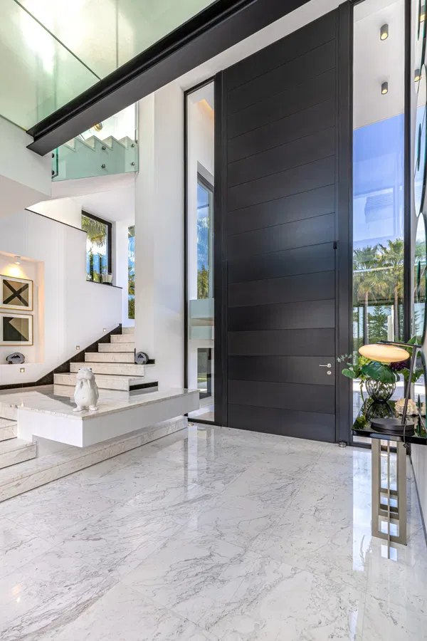 Contemporary luxury villa with expansive plot and refined Mediterranean living in Guadalmina Baja, Marbella
