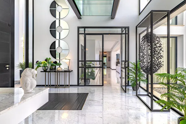 Contemporary luxury villa with expansive plot and refined Mediterranean living in Guadalmina Baja, Marbella
