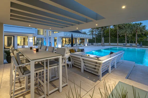 Contemporary luxury villa with expansive plot and refined Mediterranean living in Guadalmina Baja, Marbella