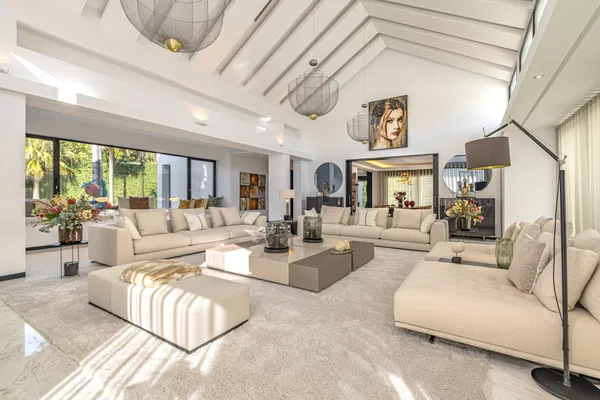 Contemporary luxury villa with expansive plot and refined Mediterranean living in Guadalmina Baja, Marbella