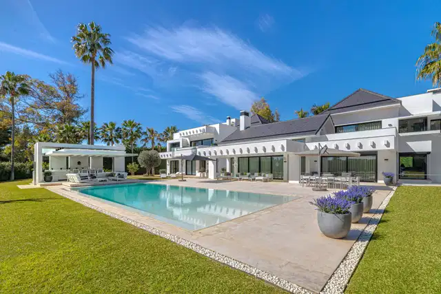 Contemporary luxury villa with expansive plot and refined Mediterranean living in Guadalmina Baja, Marbella