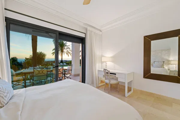 Elegant villa in an exclusive enclave with open views of the Mediterranean in Nueva Andalucía, Marbella