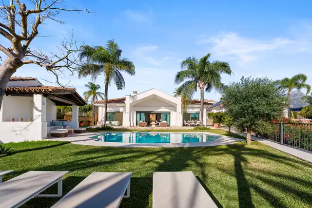 Elegant villa in an exclusive enclave with open views of the Mediterranean in Nueva Andalucía, Marbella