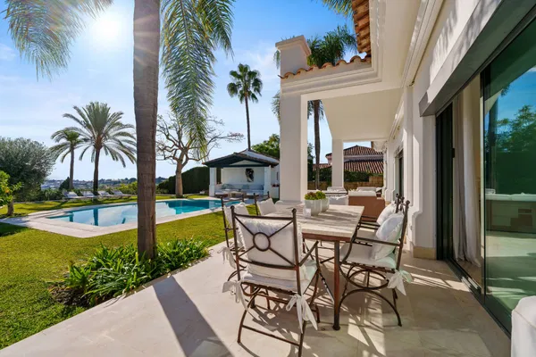 Elegant villa in an exclusive enclave with open views of the Mediterranean in Nueva Andalucía, Marbella