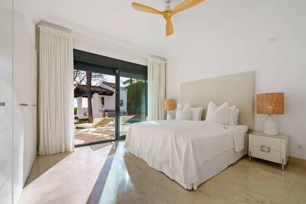 Elegant villa in an exclusive enclave with open views of the Mediterranean in Nueva Andalucía, Marbella