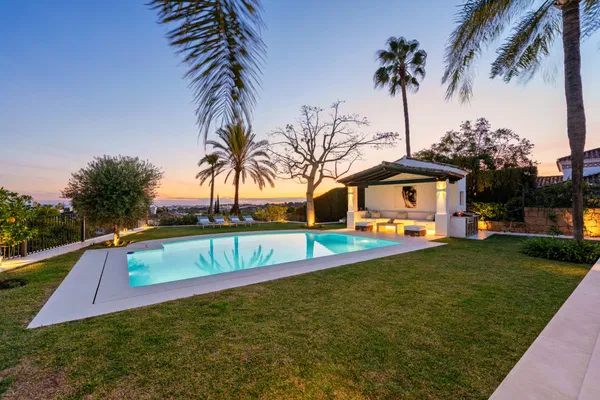 Elegant villa in an exclusive enclave with open views of the Mediterranean in Nueva Andalucía, Marbella