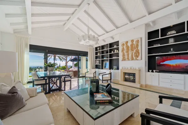 Elegant villa in an exclusive enclave with open views of the Mediterranean in Nueva Andalucía, Marbella