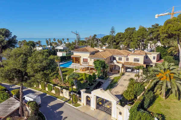Beachside villa in Los Monteros Playa, Marbella