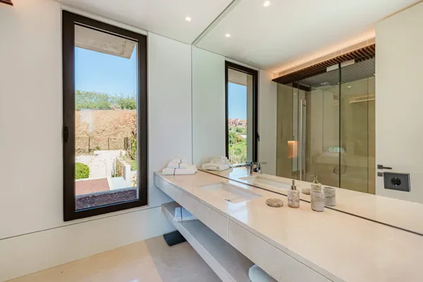 Prestigious hillside residence with panoramic sea and mountain views in La Quinta, Benahavis