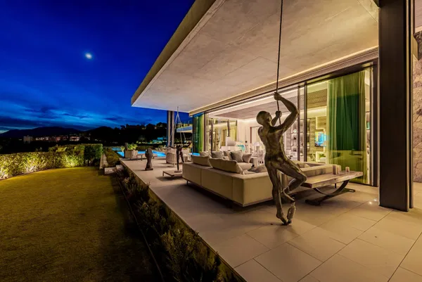 Prestigious hillside residence with panoramic sea and mountain views in La Quinta, Benahavis