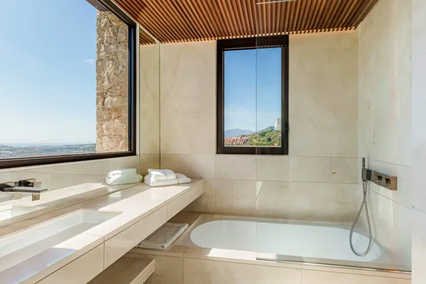 Prestigious hillside residence with panoramic sea and mountain views in La Quinta, Benahavis